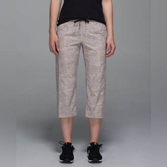Lululemon Step Lively Crop Jogger Pant‎ Dottie Dash Grain Black 8 - Picture 1 of 9